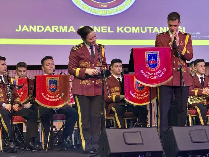 jandarma-bandosu-turk-dil-bayraminda-sahne-aldi
