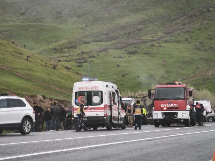 kafa-kafaya-carpisan-tirlar-alev-aldi-iki-surucu-de-oldu