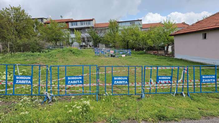 mahalleli-tedirgin-evlerin-arasinda-obruk-olustu