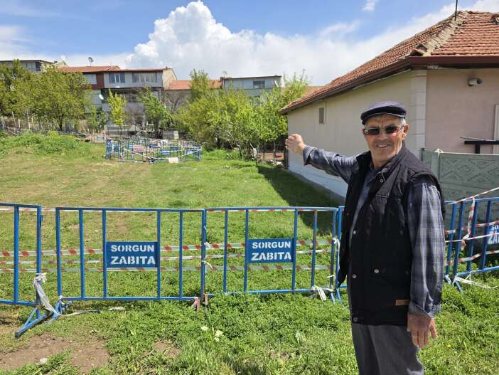 mahalleli-tedirgin-evlerin-arasinda-obruk-olustu