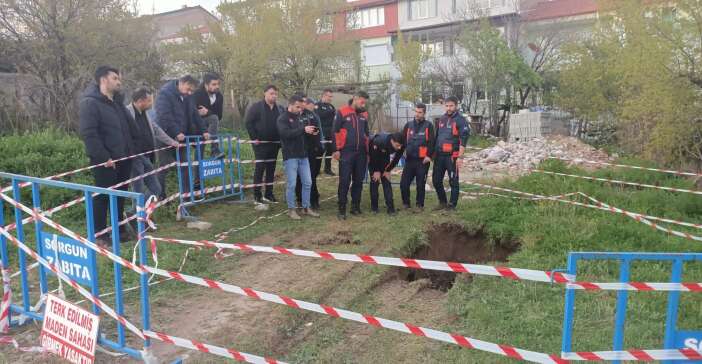 mahalleli-tedirgin-evlerin-arasinda-obruk-olustu