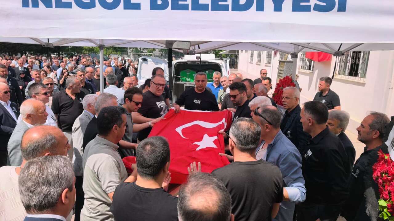 okul-bahcesinde-aci-veda-ogrenciler-ve-ogretmenler-gozyaslariyla-ugurladi