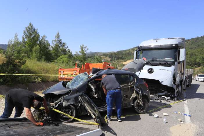 tirla-kafa-kafaya-carpisan-otomobildeki-kari-koca-oldu