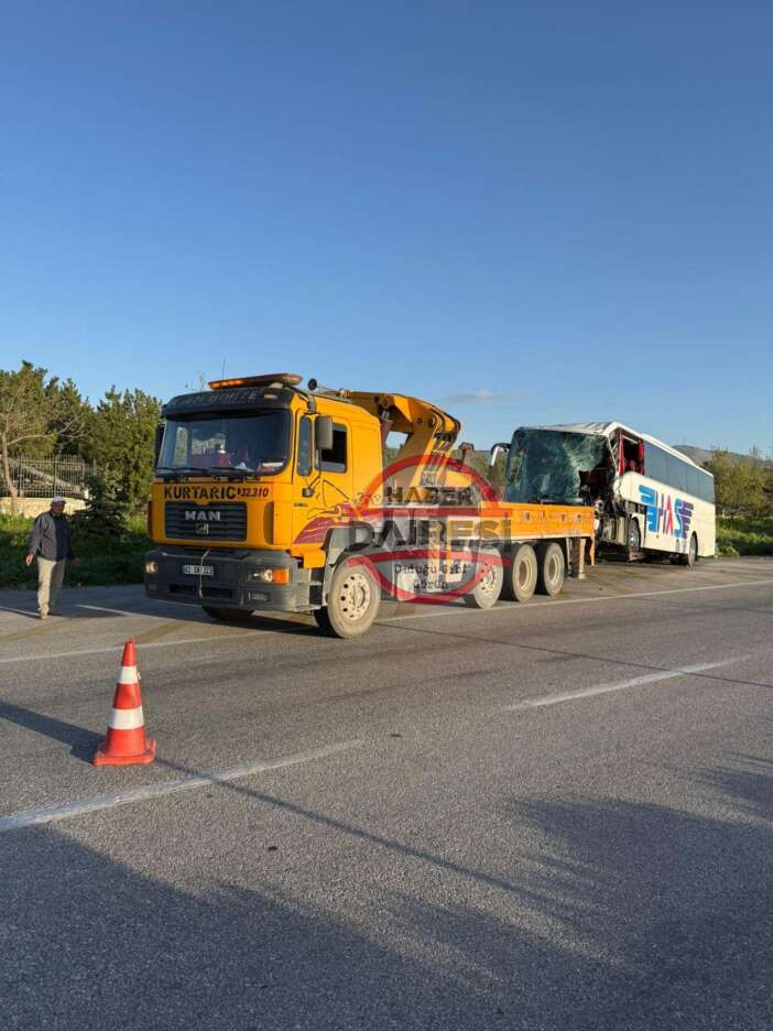konyada-yolcu-otobusu-tira-carpti-sofor-oldu-8-kisi-yaralandi