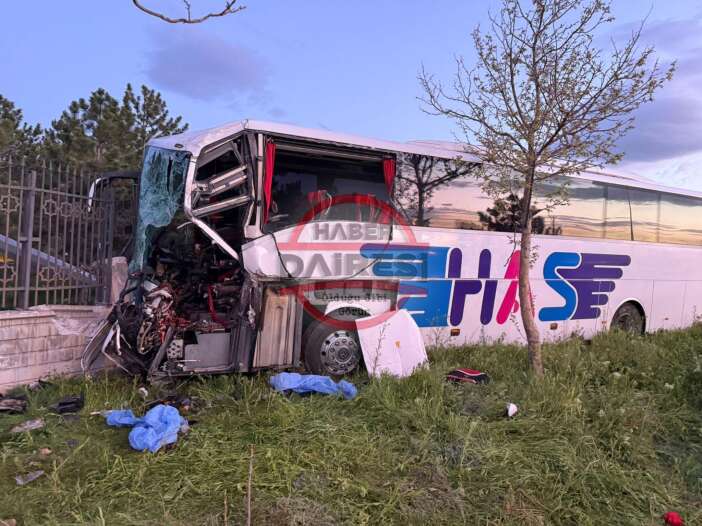 konyada-yolcu-otobusu-tira-carpti-sofor-oldu-8-kisi-yaralandi
