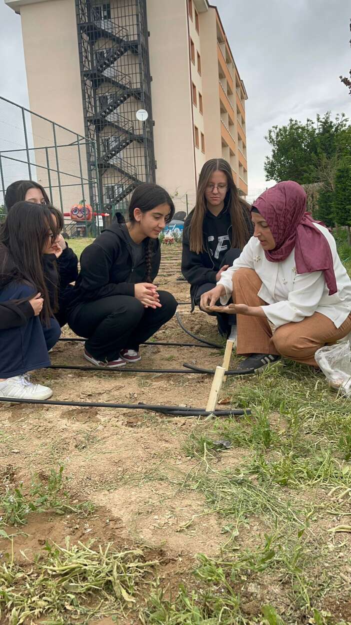 konya-selcuklu-fen-lisesinde-ogrenciler-ata-tohumu-ekti