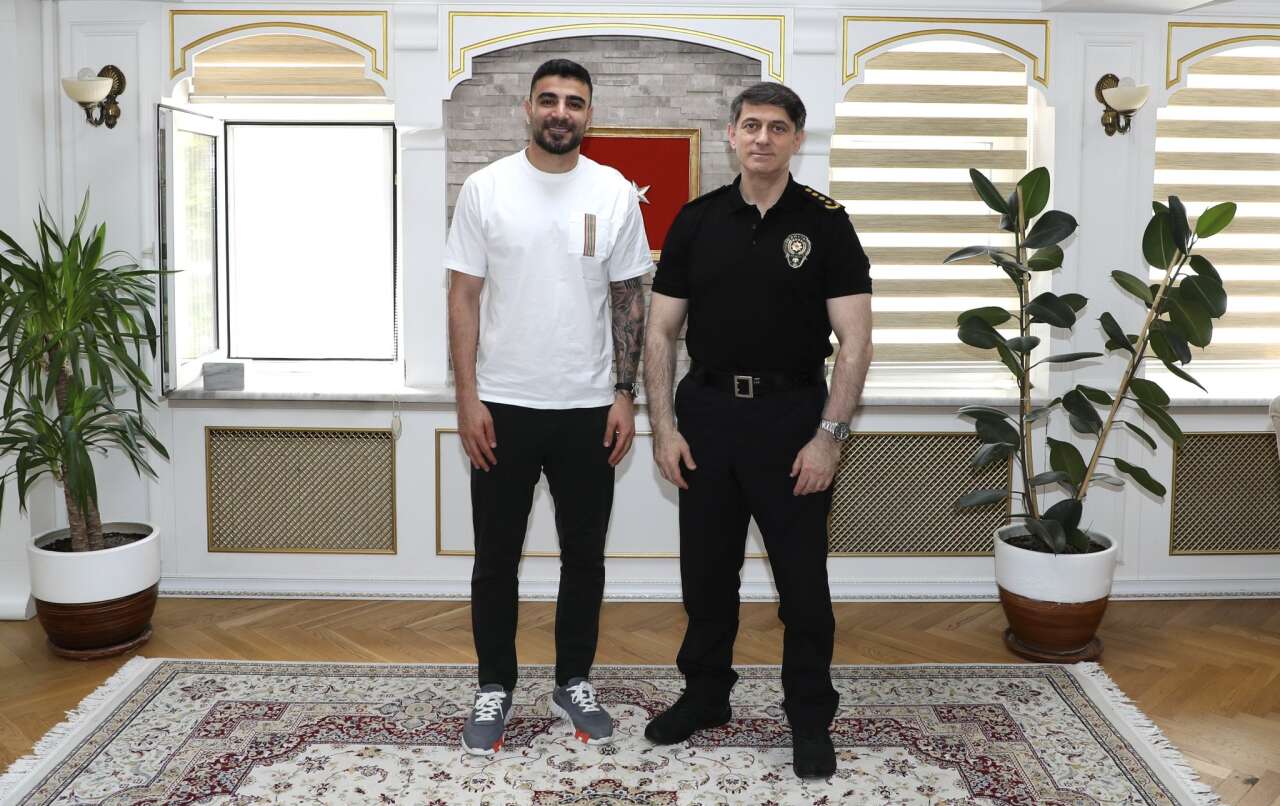 konyaspor-kaptani-adil-demirbagdan-emniyet-muduru-necmettin-koca-ziyaret