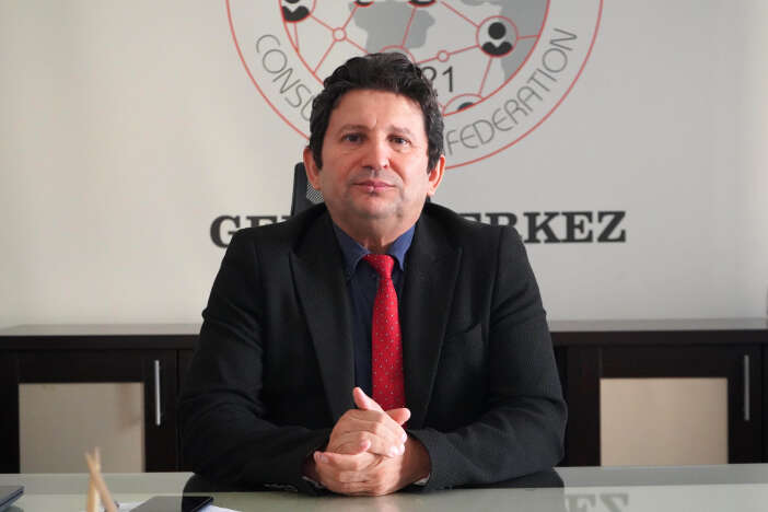 avmde-tepki-ceken-olay-ust-kattan-atilan-sise-bilgisayari-kullanilmaz-hale-getirdi