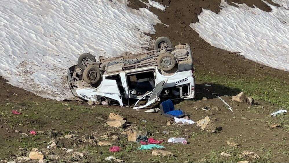 pancar-iscilerini-tasiyan-minibus-ucuruma-yuvarlandi-1-olu-7-yarali-var