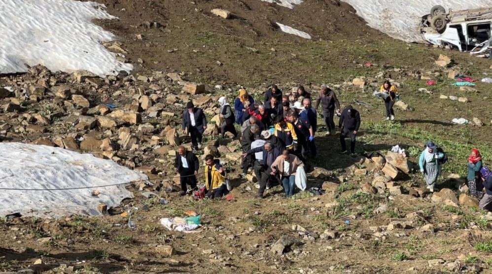 pancar-iscilerini-tasiyan-minibus-ucuruma-yuvarlandi-1-olu-7-yarali-var