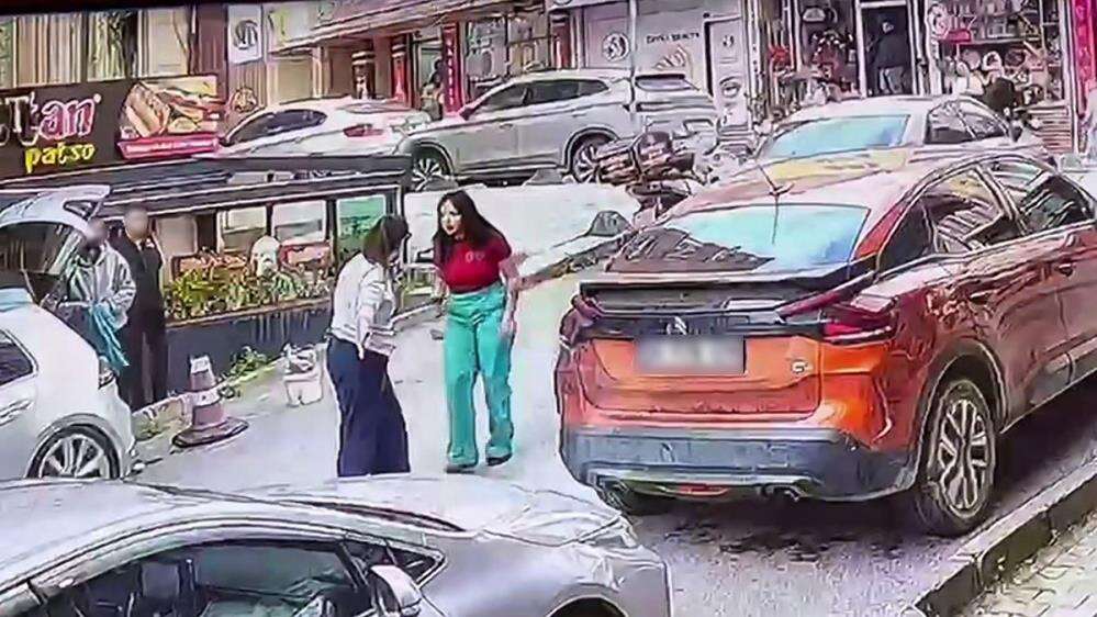 sosyal-medya-fenomeni-trafikte-tartistiga-kadina-kafa-atti
