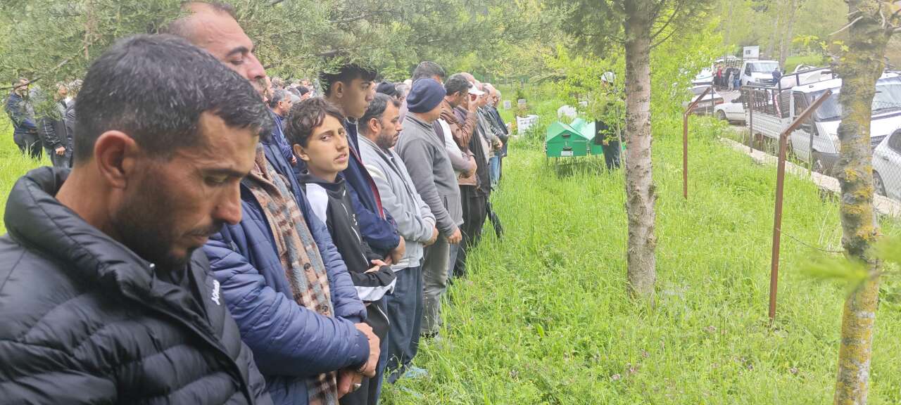 cekyattan-dusen-4-yasindaki-cocuk-oldu-sinir-krizi-geciren-baba-kazada-hayatini-kaybetti
