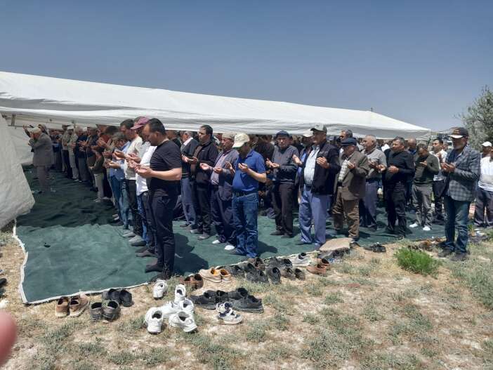 konyaya-gokten-bereket-indi-yuzlerce-kisi-sukur-icin-toplandi