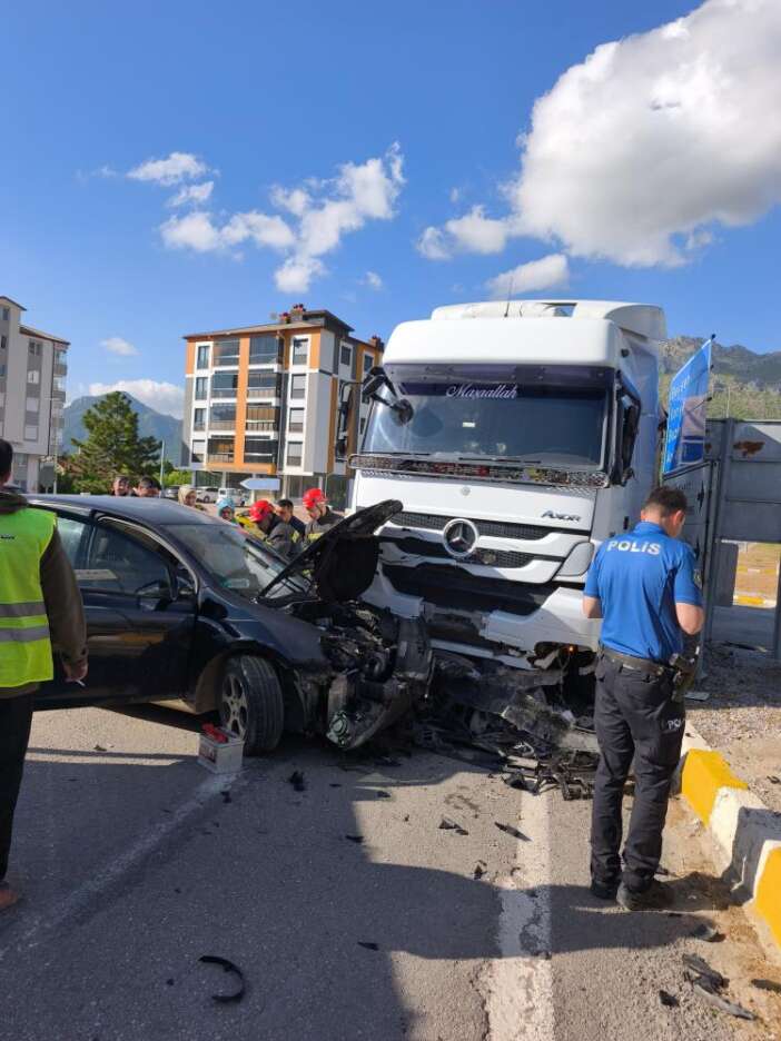 konyada-tir-otomobille-carpisti-surucu-sikisti