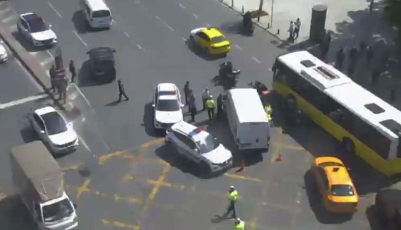 trafigi-yonlendiren-kadin-polise-minibus-carpti-olum-kalim-mucadelesi-veriyor