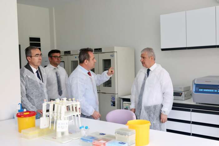 konya-valisi-ibrahim-akin-denetimde-laboratuvar-analiz-birimlerini-inceledi