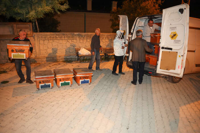 konyada-ureticilere-dev-destek-465-arili-kovan-dagitildi