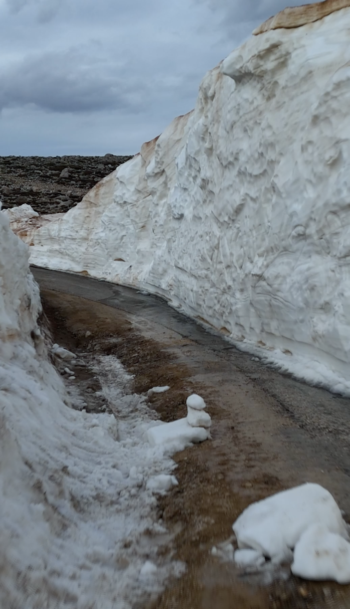 toroslarda-kar-kismen-eridi-dev-goller-olustu-hala-kalinligi-6-metre
