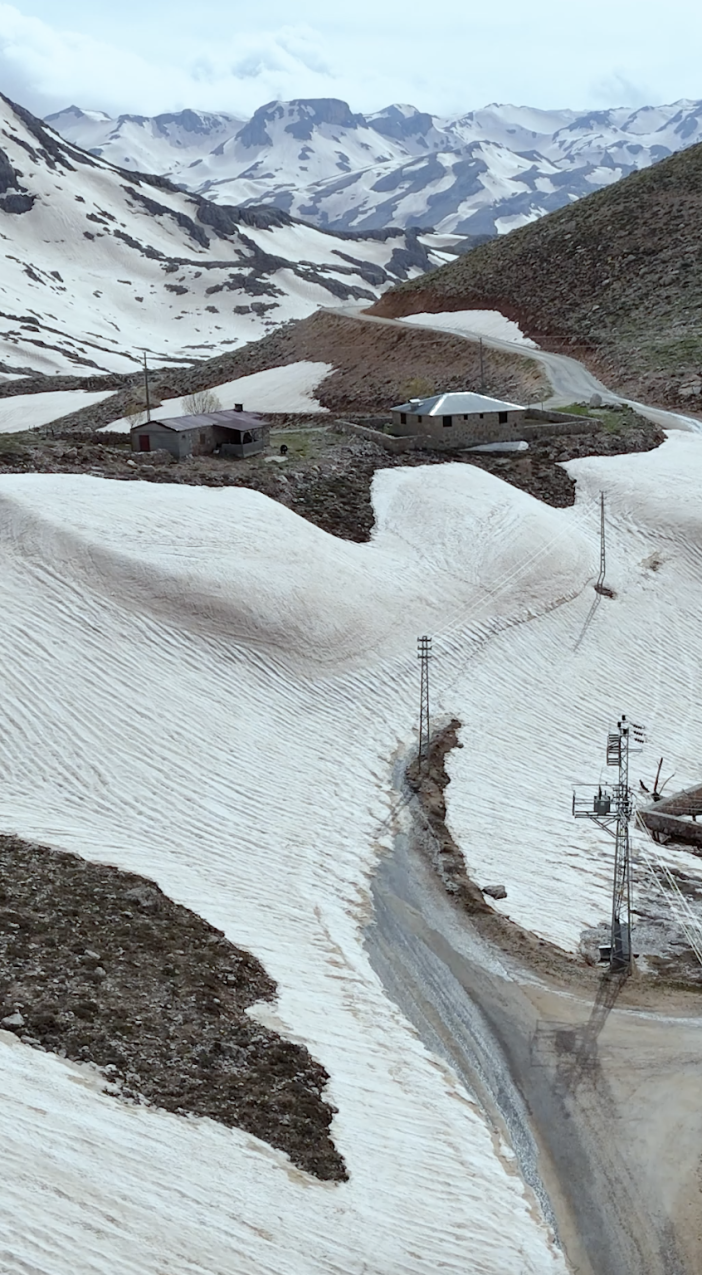 toroslarda-kar-kismen-eridi-dev-goller-olustu-hala-kalinligi-6-metre