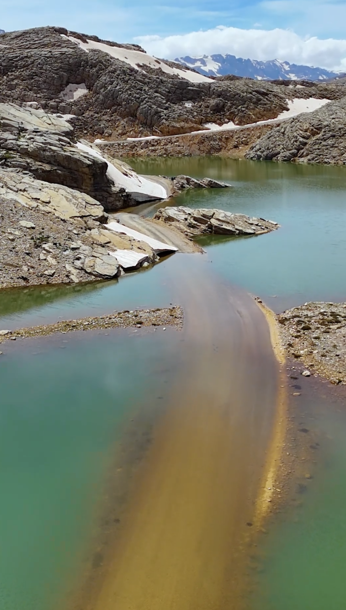 toroslarda-kar-kismen-eridi-dev-goller-olustu-hala-kalinligi-6-metre