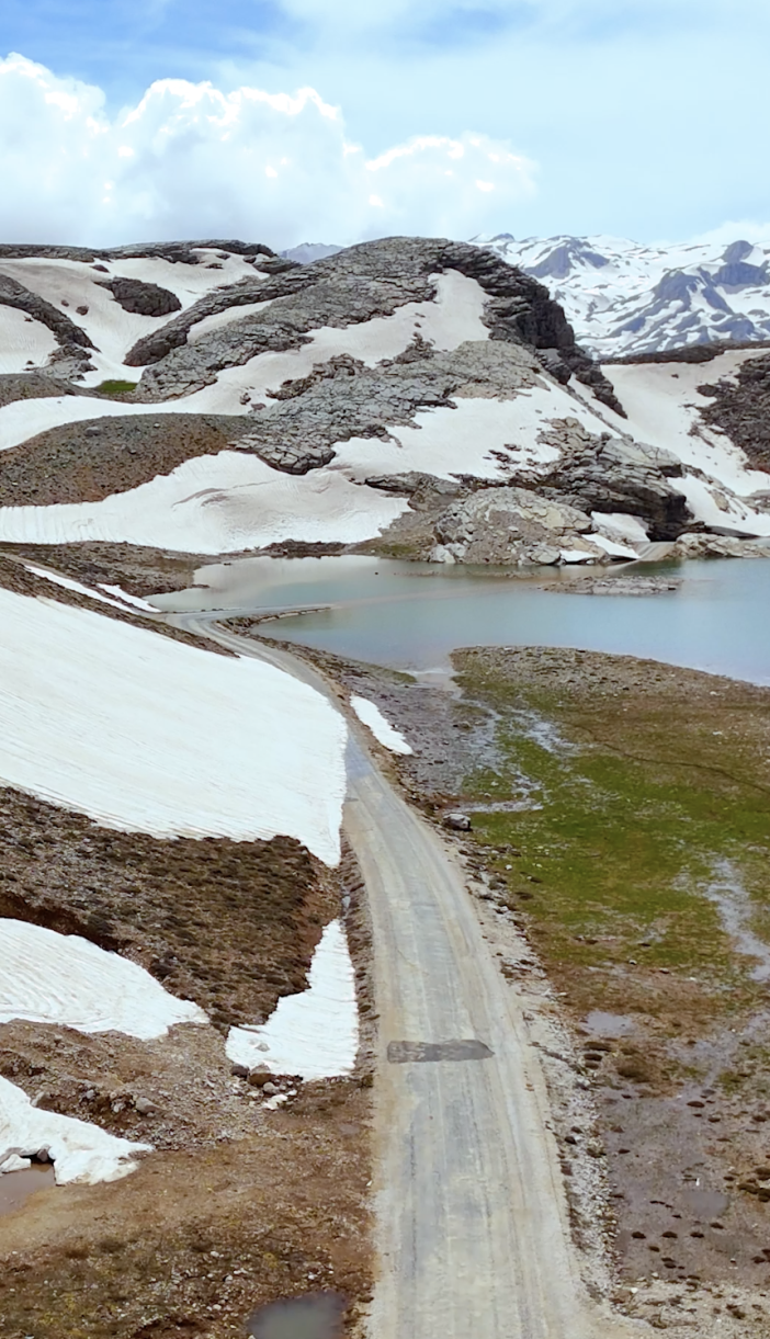 toroslarda-kar-kismen-eridi-dev-goller-olustu-hala-kalinligi-6-metre
