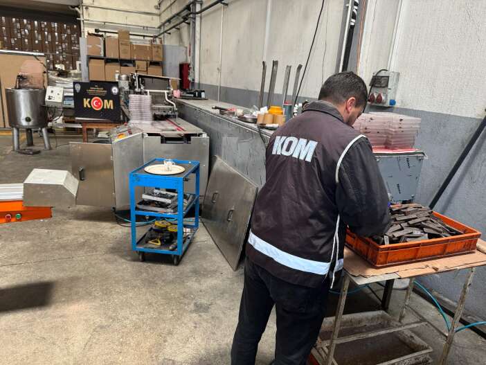 konyada-ruhsatsiz-is-yerine-baskin-20-milyonluk-cinsel-icerikli-urun-bulundu