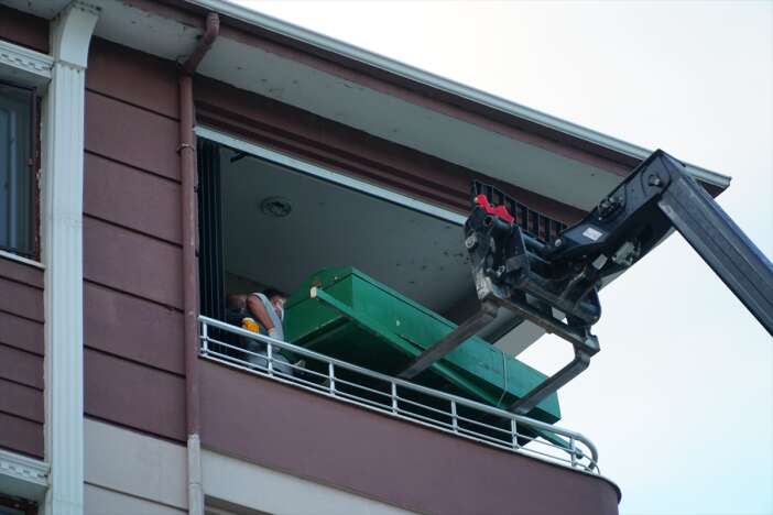 250-kiloluk-adamin-cenazesi-evden-forkliftle-cikarildi