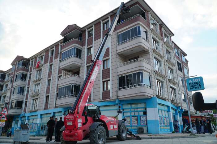 250-kiloluk-adamin-cenazesi-evden-forkliftle-cikarildi