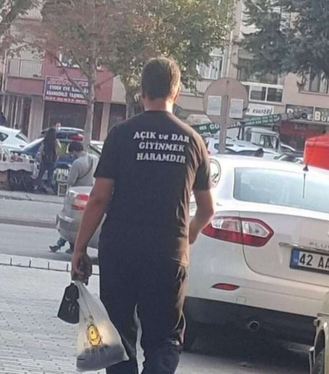 konya-sokaklarinda-dikkat-ceken-tisort-yazisi