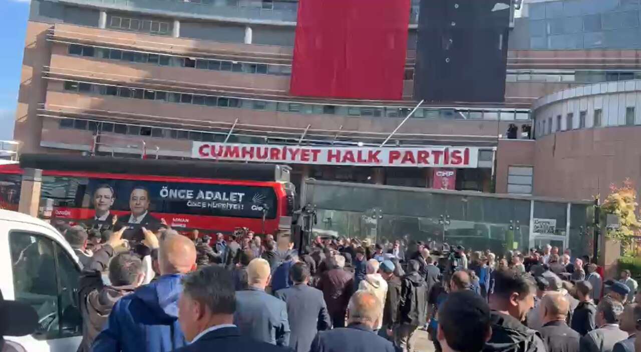 chp-genel-merkezinde-tahliye-gerginligi-tartisma-cikti