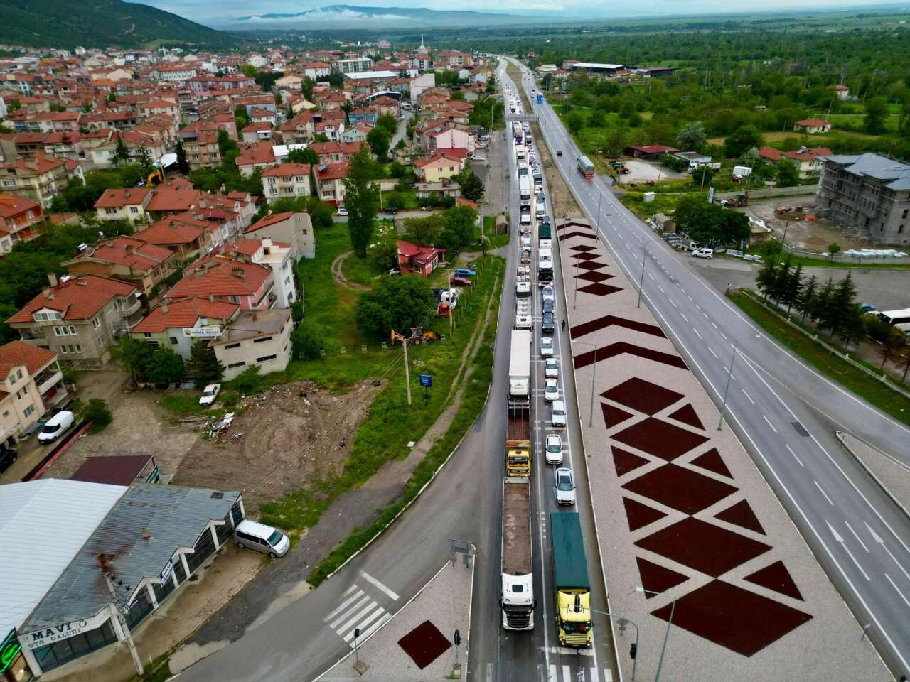 konya-yollarinda-bayram-yogunlugu-kilometrelerce-kuyruk-olustu