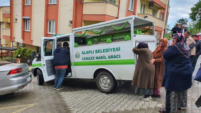 konyada-turkiyenin-ilk-basortulu-spikerlerindendi-emine-cift-son-yolculuga-ugurlandi