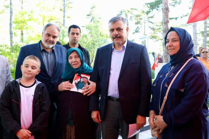 bakan-ciftciden-oglunu-kaybeden-recep-konuka-taziye-ziyareti