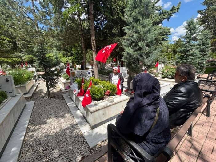 konya-sehitliginde-bayram-oncesi-huzun-ve-dua-bulustu