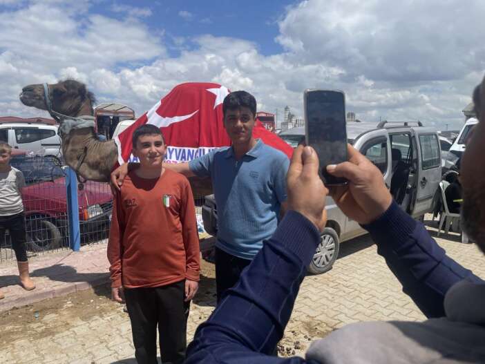 konyada-kurban-pazarinin-yildizi-deve-mulayim-satildi