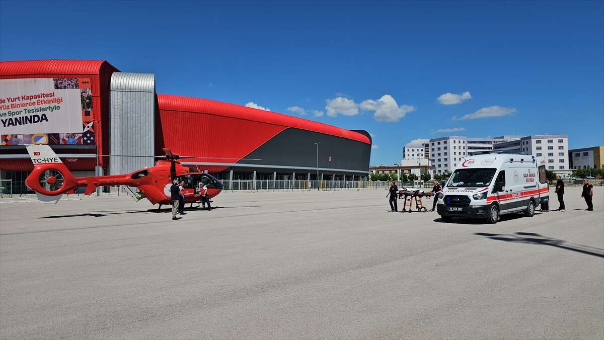 2-yasindaki-cocuk-kolunu-traktor-saftina-kaptirdi-ambulans-helikopter-havalandi