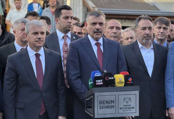 bakan-ciftci-bayram-namazini-konyada-kapu-camiinde-kildi