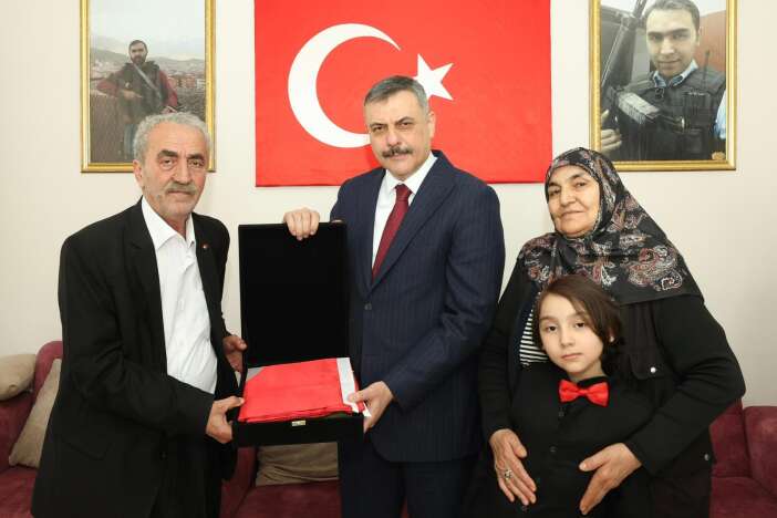 bakan-ciftci-konyada-sehit-ali-tekenin-ailesiyle-bayramlasti-001