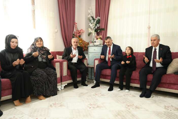 bakan-ciftci-konyada-sehit-ali-tekenin-ailesiyle-bayramlasti-002