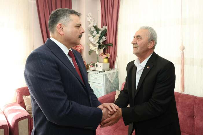 bakan-ciftci-konyada-sehit-ali-tekenin-ailesiyle-bayramlasti-003