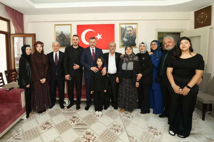 bakan-ciftci-konyada-sehit-ali-tekenin-ailesiyle-bayramlasti