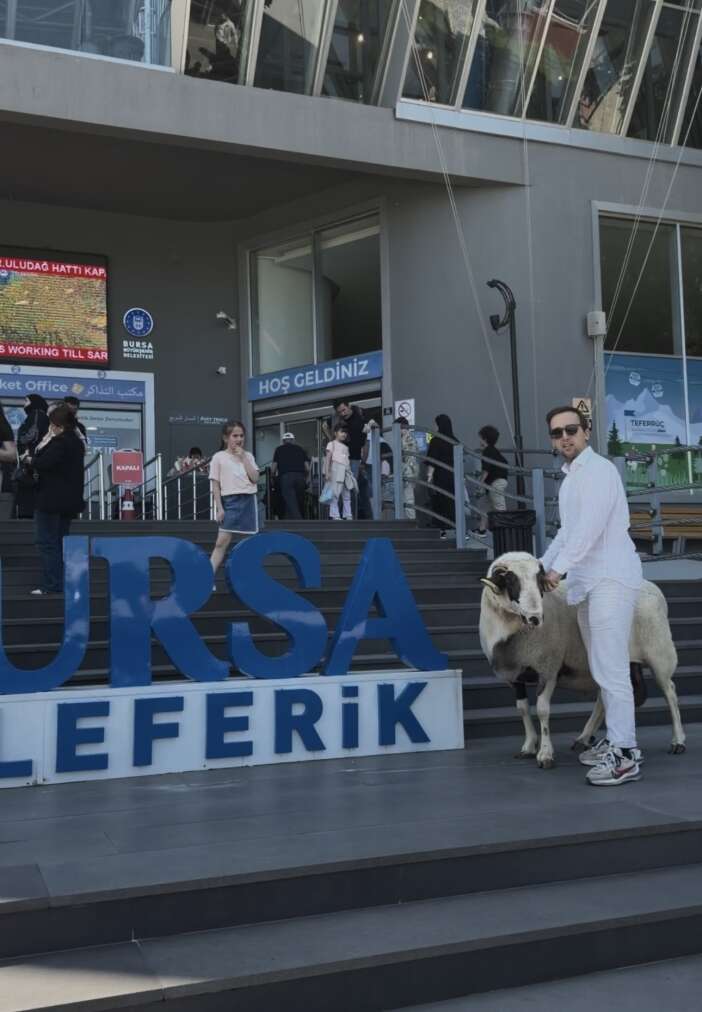 bayramda-sira-disi-goruntu-kesecegi-kocu-teleferige-bindirdi