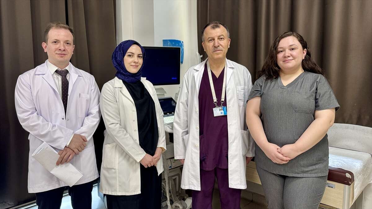 konyanin-unlu-doktoru-dogumlarini-yaptigi-doktor-ve-hemsirelerle-ayni-serviste