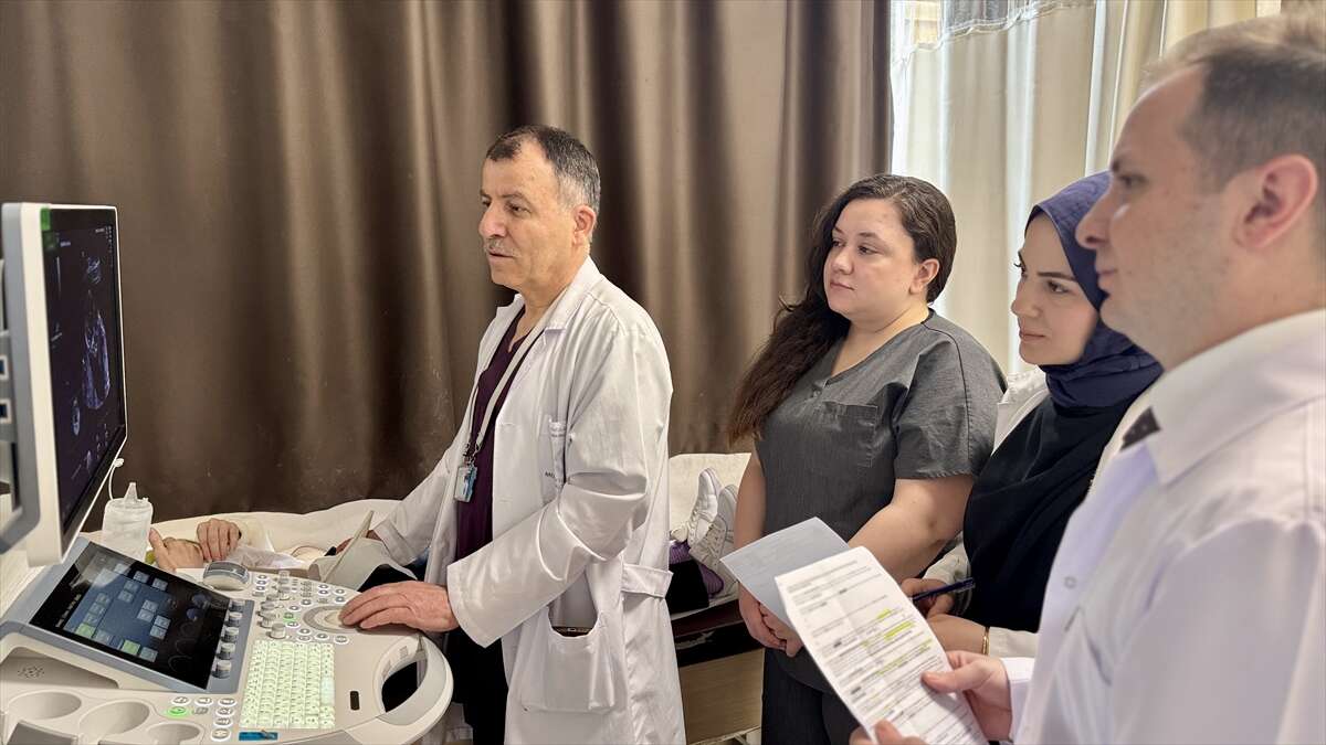 konyanin-unlu-doktoru-dogumlarini-yaptigi-doktor-ve-hemsirelerle-ayni-serviste
