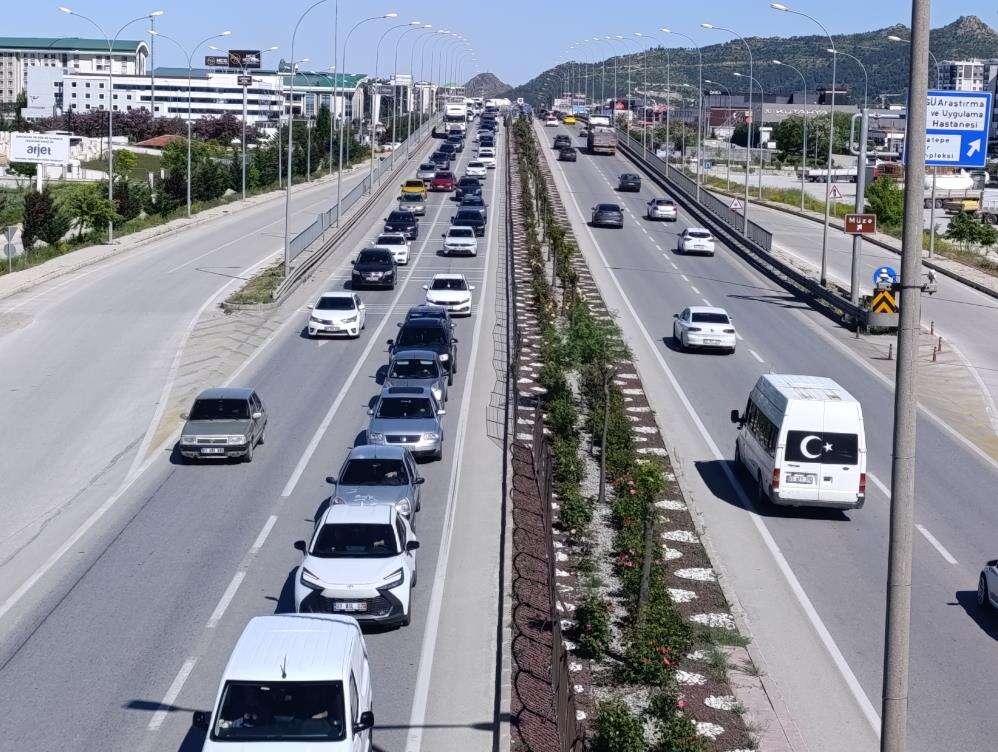 tatilciler-konya-yolunda-uzun-kuyruklar-olusturdu