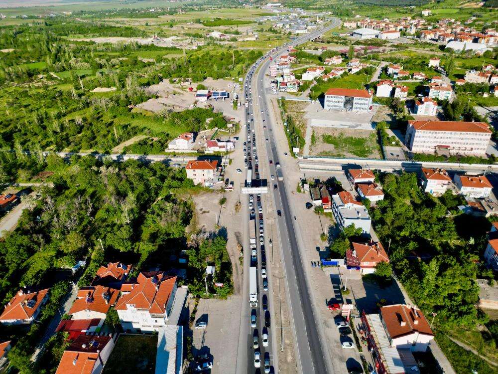 konya-yolunda-tatil-donusu-yogunlugu-uzun-arac-kuyruklari-olustu
