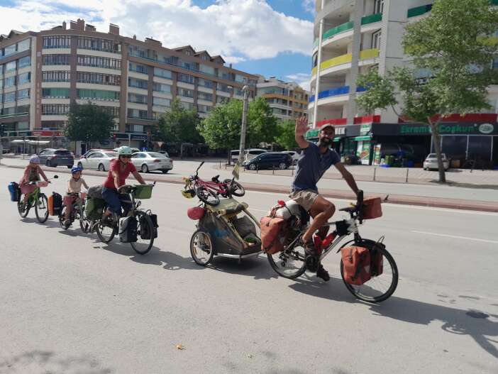 3-cocukla-dunyayi-pedalliyorlar-fransiz-ailenin-son-duragi-konya-oldu