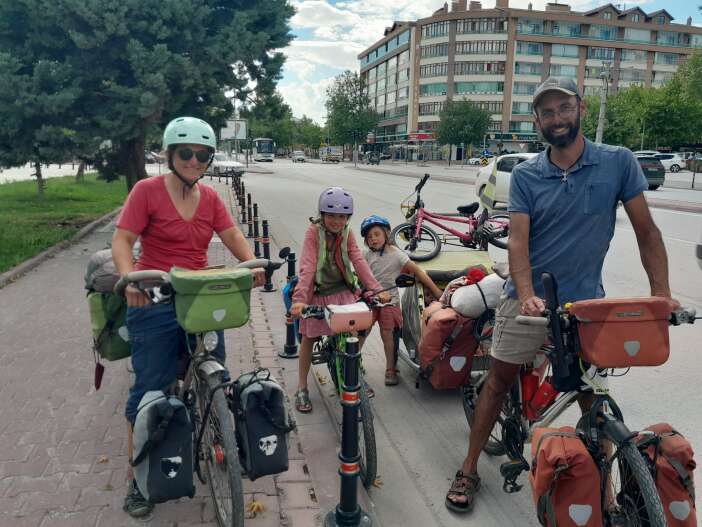 3-cocukla-dunyayi-pedalliyorlar-fransiz-ailenin-son-duragi-konya-oldu