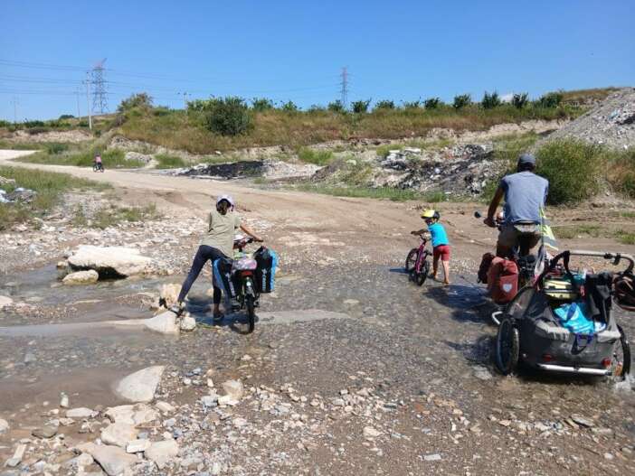 3-cocukla-dunyayi-pedalliyorlar-fransiz-ailenin-son-duragi-konya-oldu