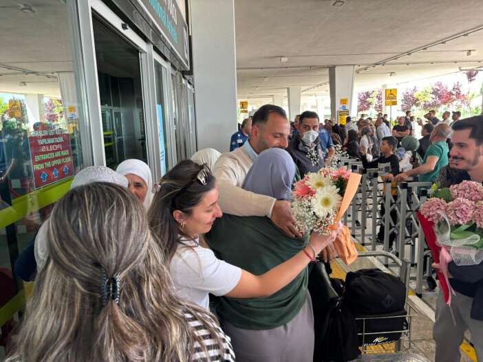 yillarca-bekledikleri-an-gercek-oldu-konyali-hacilar-gozyaslariyla-karsilandi